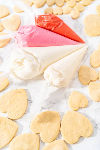 Decorar Biscoitos Açúcar Forma Coração Com Gelo Real Rosa Branco — Fotografia de Stock