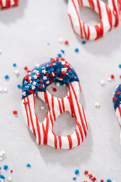 Dipping Pretzels Twists Melted Chocolate Make Red White Blue Chocolate — 스톡 사진
