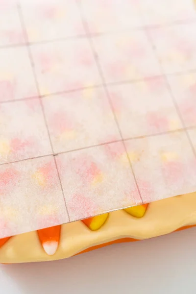 Σκοράροντας Γλυκό Καλαμπόκι Fudge Χρησιμοποιώντας Ένα Πρότυπο Χαρτί Περγαμηνής Για — Φωτογραφία Αρχείου