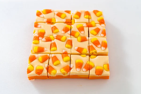 白板上的自制糖果玉米软糖方块 — 图库照片