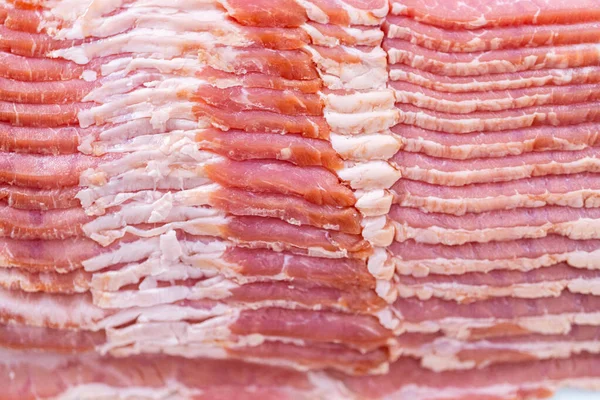 Tiras Bacon Não Cozidas Uma Grande Placa Branca — Fotografia de Stock