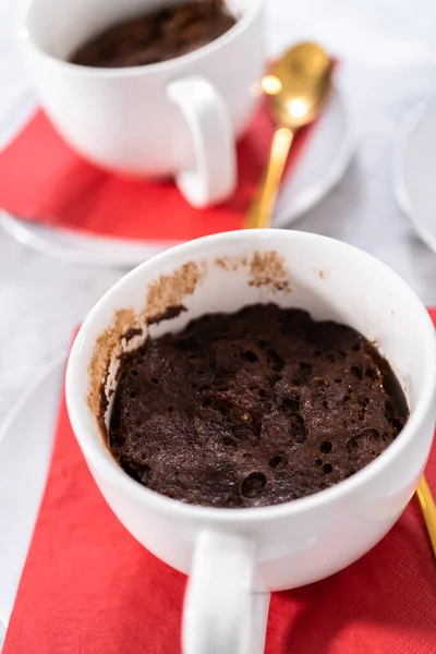 焼きたてのチョコレートマグカップ白カップケーキ — ストック写真