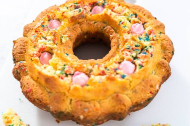 Manzarayı kapat. Funfettti kekini dolduran tereyağı kreması için delikler açıyorum..