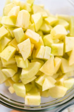 Apple Sharlotka keki hazırlamak için cam karıştırma kabında ölçülmüş malzemeler..