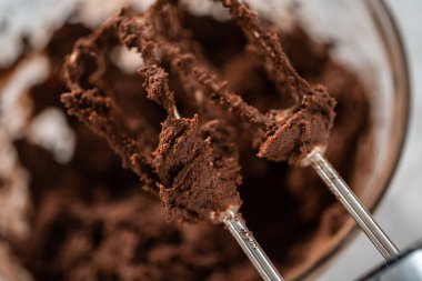 Nane şekerli çikolatalı kurabiyeler pişirmek için büyük bir bardakta karıştırma malzemesi..