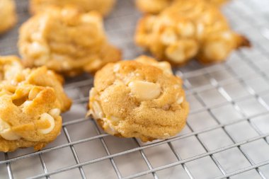 Mutfak tezgahında taze pişmiş beyaz çikolata fındığı..