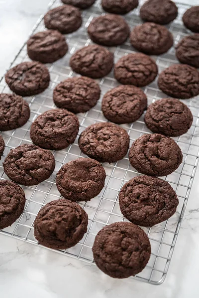 Cooling Freshly Baked Chocolate Cookies Kitchen Counter — Stock Photo, Image