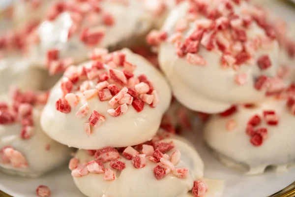 Vers Gebakken Pepermunt Witte Chocoladekoekjes Een Wit Bord — Stockfoto