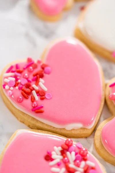 Versieren Hartvormige Suikerkoekjes Met Roze Witte Koninklijke Glazuur Voor Valentijnsdag — Stockfoto