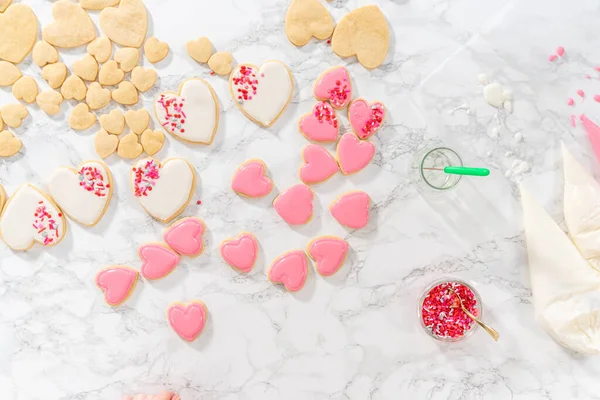 Flat Pynte Hjerteformede Sukkerkaker Med Rosa Hvit Kongeglasur Til Valentinsdagen – stockfoto