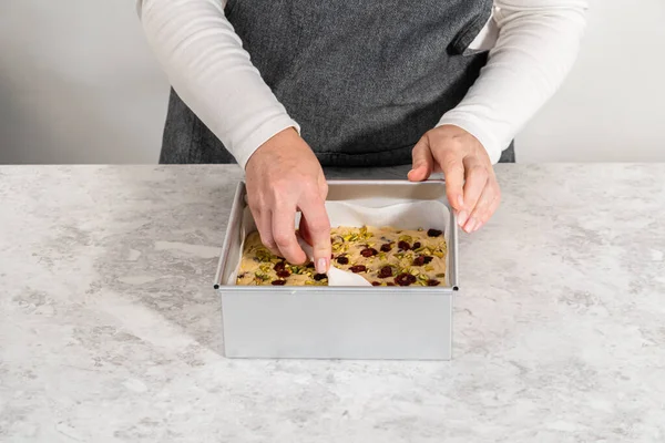 Mengisi Panci Cheesecake Persegi Dilapisi Dengan Kertas Perkamen Dengan Campuran — Stok Foto