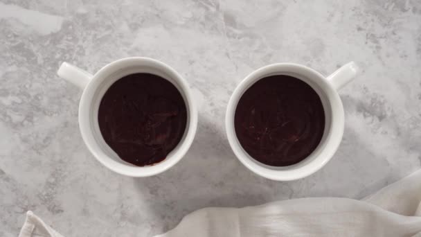 Düz Yatıyordu Adım Adım Çikolatalı Kek Hamurunu Bardaklara Doldurup Çikolatalı — Stok video