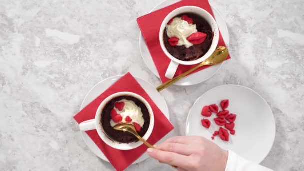 Düz Yatıyordu Adım Adım Çırpılmış Krema Çikolata Kalpler Dudaklarla Süslenmiş — Stok video