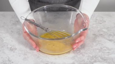 Tek boynuzlu at çikolatalı kurabiyeleri hazırlamak için malzemeler karıştırılıyor..