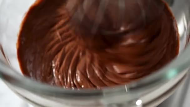 用电动厨房搅拌机搅拌巧克力心绞痛 — 图库视频影像