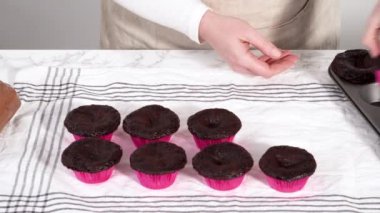 Çikolatalı keklerin üstüne çikolata ganache kreması dökerek..