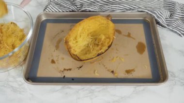 Adım adım. Zeytin yağı, tuz ve biberli organik spagetti hazırlıyorum..