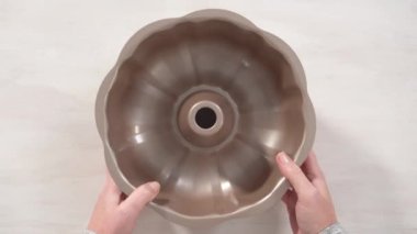 Adım adım. Düz yatıyordu. Çikolatalı kek pişirmek için yağlı metal kek tepsisi..