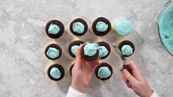 Acostado Decoración Cupcakes Chocolate Con Glaseado Crema Mantequilla Dulces Arco — Vídeos de Stock