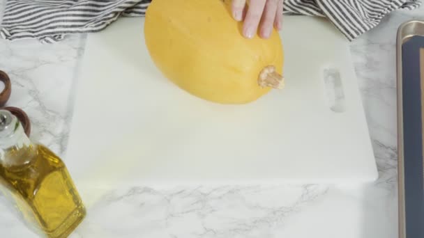 Steg För Steg Förbereda Ekologisk Spaghetti Squash Med Olivolja Salt — Stockvideo