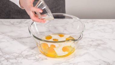 Adım adım. Bardakta ıspanak ve jambonlu frittata karışımı..