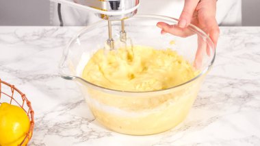 Adım adım. Limonlu kek hazırlamak için karıştırma kabındaki malzemeleri karıştırıyorum..