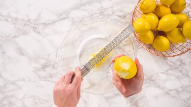 Düz yatıyordu. Adım adım. Limonlu kek hazırlamak için bardağa taze limon dolduruyorum..