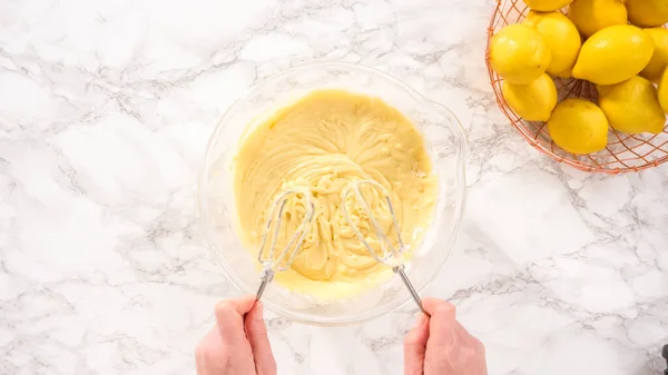 Düz Yatıyordu Adım Adım Limonlu Kek Hazırlamak Için Karıştırma Kabındaki — Stok fotoğraf