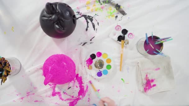 Ett Platt Ligg Målning Hantverk Pumpa Med Akrylfärg För Halloween — Stockvideo