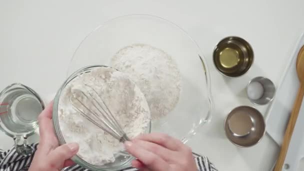 Czas Ucieka Leżeć Płasko Składniki Mieszające Szklanej Misce Mieszania Chleba — Wideo stockowe