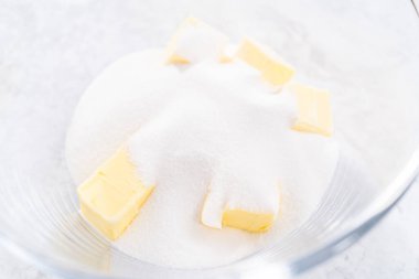 Kırmızı kadife kek hazırlamak için karıştırma kabındaki malzemeleri karıştırıyorum..