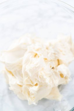 Marketten alınmış vanilyalı şekerlemeyi cam bir kaseyle karıştırıyorum..