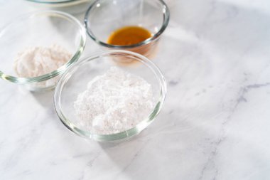 Krem peyniri doldurmak için cam karıştırma kabında ölçülmüş malzemeler..