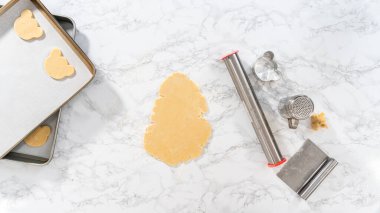 Düz yatıyordu. Yuvarlanan kurabiye hamuru ve panda şeklinde kurabiye kesme.