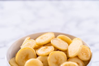 Beyaz kasede taze yapılmış mini krep gevreği..