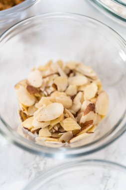 Limonlu haşhaş tohumlu kek pişirmek için cam karışımında ölçülmüş malzemeler..