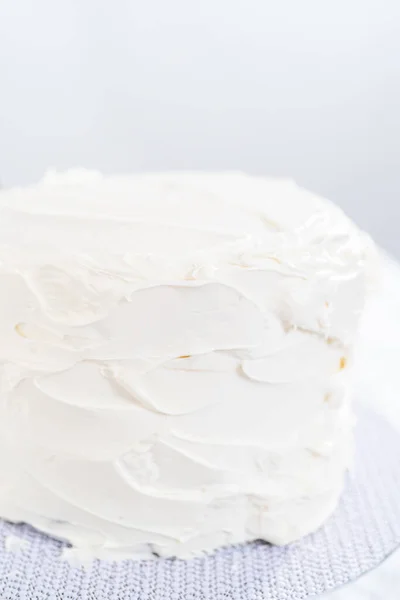 バニラバタークリームとチョコレートケーキの霜降り — ストック写真