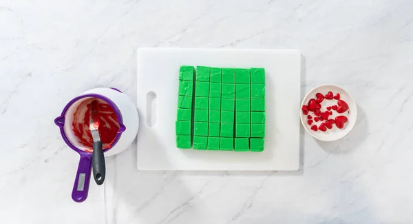 Deitado Decorando Pedaços Quadrados Fudge Verde Com Chocolate Corações Vermelhos — Fotografia de Stock