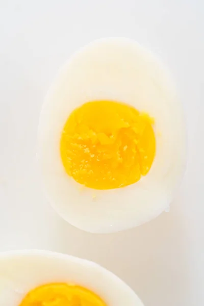 Krojenie Jajek Twardo Białej Desce Krojenia — Zdjęcie stockowe