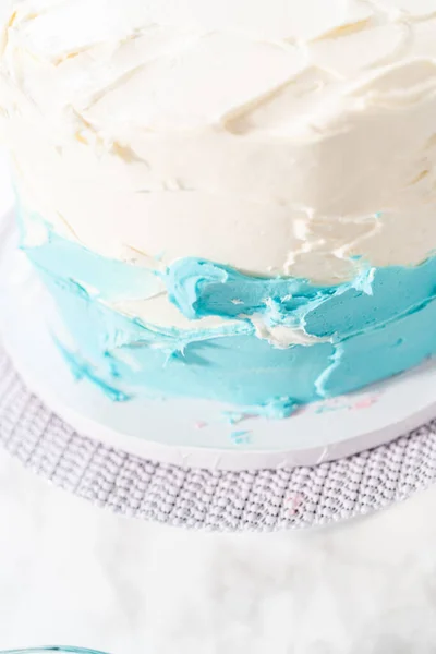 3層のバニラケーキをバタークリームで覆い 人魚をテーマにした3層のバニラケーキを作ります — ストック写真