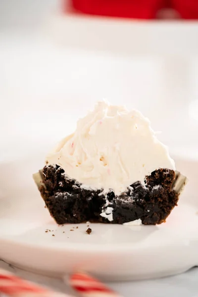 Cupcakes Chocolate Recém Assados Com Cobertura Hortelã Pimenta Decoração Com — Fotografia de Stock