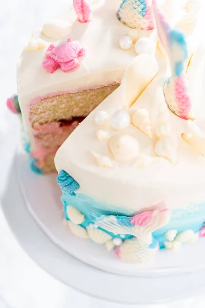 Aufschneiden Von Meerjungfrauenkuchen Mit Schichten Vanille Auf Einem Kuchenständer — Stockfoto