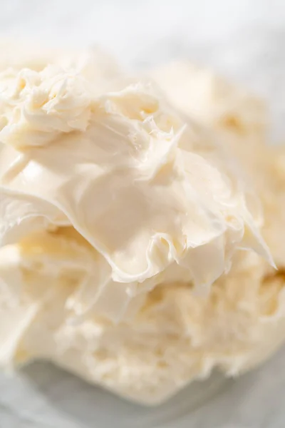 ガラスの混合ボウルに店で購入したバタークリームの霜で混合 — ストック写真