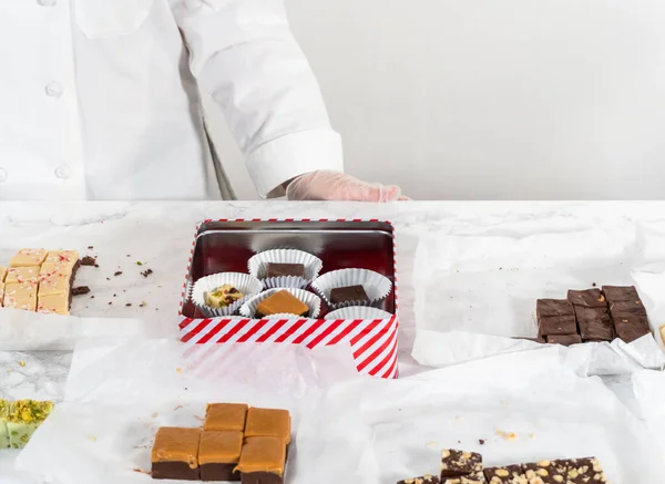Verpakking Van Een Zelfgemaakte Variëteit Van Fudge Voor Kerstmis Voedsel — Stockfoto
