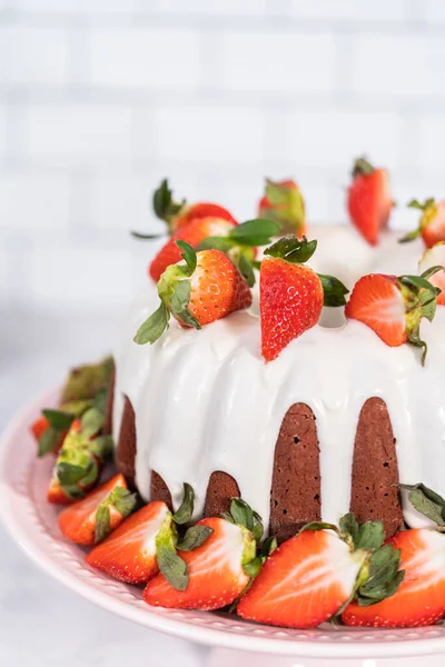 Fresh Strawberries Red Velvet Bundt Cake Cream Cheese Frosting Garnished — Zdjęcie stockowe