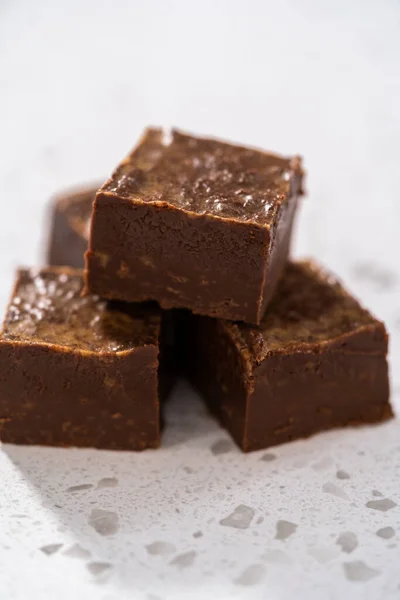 Mutfak Tezgahında Yapımı Çikolatalı Fıstık Ezmesi Parçaları Var — Stok fotoğraf