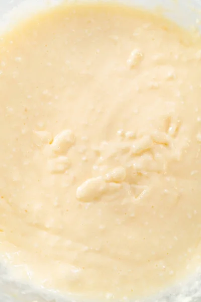 Смешивание Ингредиентов Ручным Миксером Большой Миске Смешивания Сделать Сливочный Сыр — стоковое фото