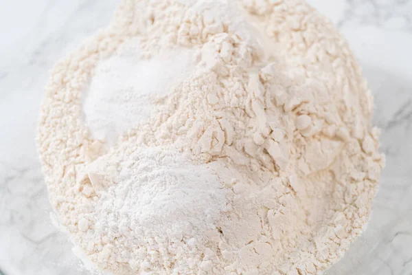 Trockene Zutaten Mit Einem Schneebesen Einer Glasschüssel Mischen Zitronenmohn Muffins — Stockfoto