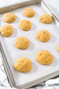 Mutfak tezgahında taze muzlu kurabiyeler serinliyor..