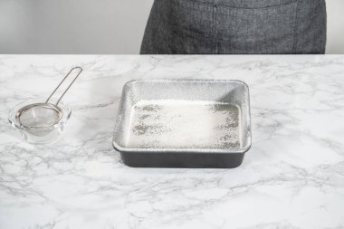 # Şeker pişirmek için metal kareli tencere yağlamak #.